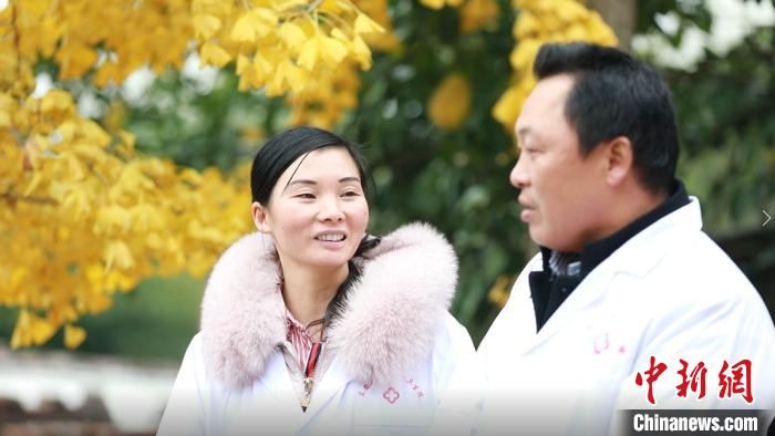 湖南东安“夫妻档”村医守护村民健康20载