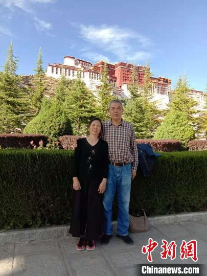 福州七旬夫妻改“房车”自驾万里进藏