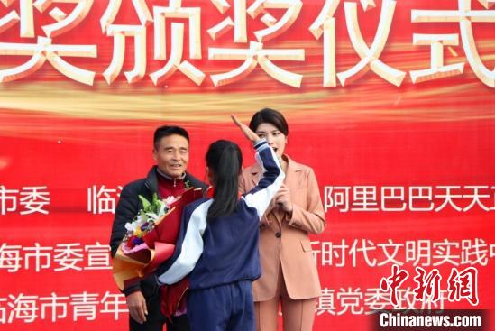 浙江临海男子勇救儿童：“我60岁了，牺牲都没关系”