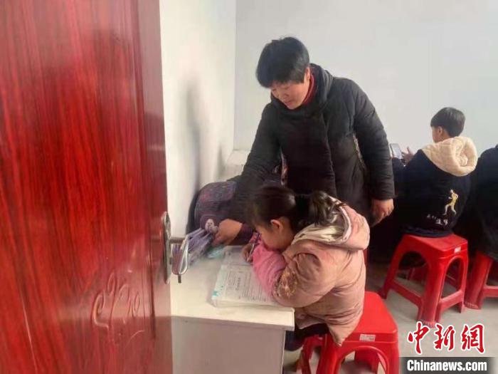 安徽凤阳：扶贫车间“小饭桌”解后顾之忧