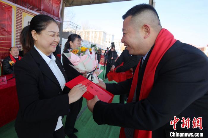 “他是我第一个会说普通话的老师”：一对师生折射青海山村蝶变