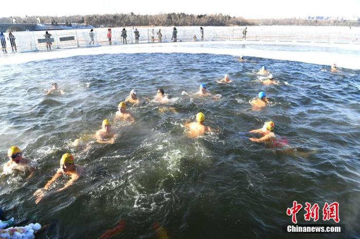中国各地冬泳爱好者在长春“劈波斩浪”迎新年