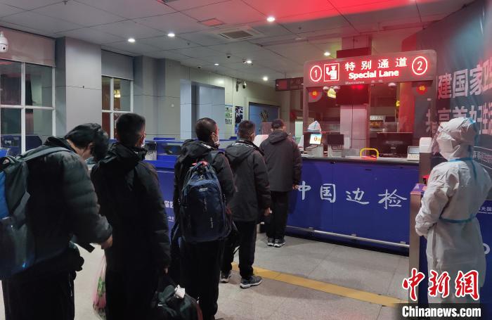 广西东兴边检开通绿色通道助8名遇险中国籍船员回国