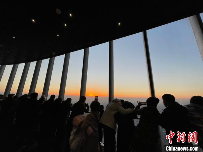 太阳照常升起“中国第一高楼”迎新年第一缕曙光