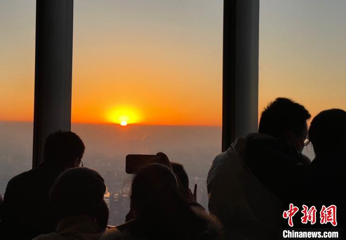 太阳照常升起“中国第一高楼”迎新年第一缕曙光