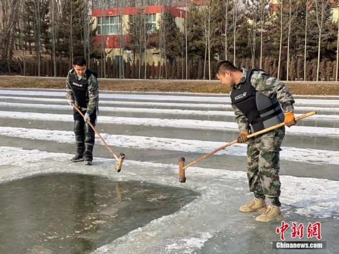 青海湖裸鲤“育幼师”：守护高原圣湖“精灵”安全越冬