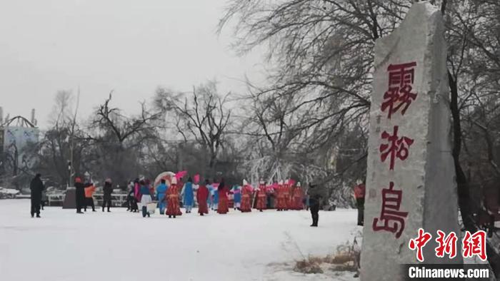 雾凇城里“雾凇村”：新年雾凇迎客忙