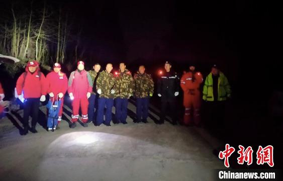 “驴友”一家四口被困浙江武义牛头山警民携手连夜搜救