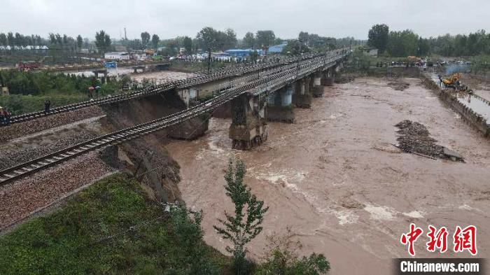 降雨致多趟列车晚点停运太原铁路部门抢修南同蒲线