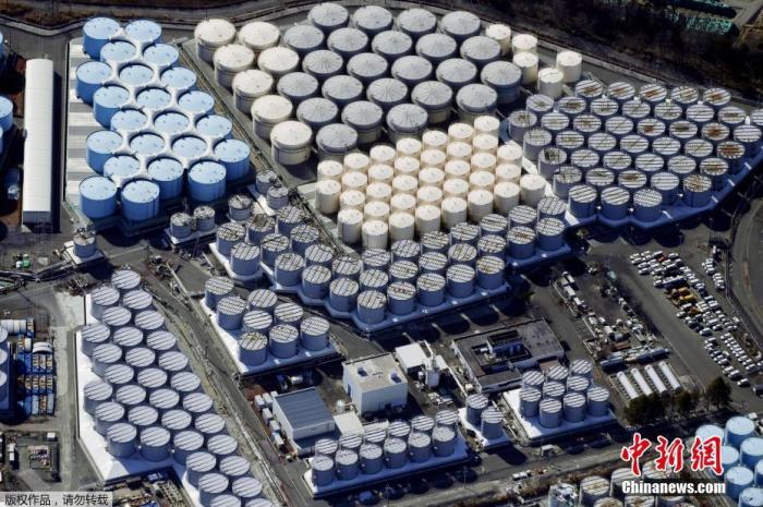 4月13日，日本政府正式决定，福岛第一核电站核污水经过滤并稀释后将排入大海。据日本共同社报道，13日上午日本首相菅义伟召开阁僚会议正式决定将福岛第一核电站污水排放入海。图为2月13日的日本福岛第一核电站核污水储水罐。