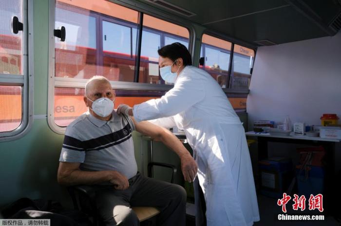资料图：意大利威尼斯，一名医护人员正在为一老年人接种新冠疫苗。