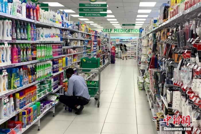 资料图：南非约翰内斯堡一药店内，工作人员正在整理消毒用品。<a target=