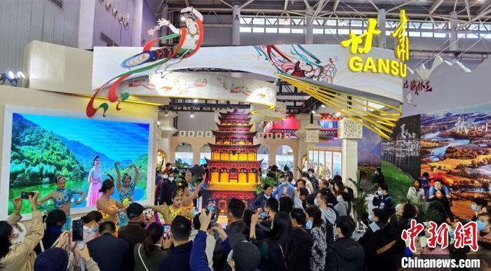 11月26日至28日，在首届中国(武汉)文化旅游博览会上，甘肃省的“飞天秀”引得众多武汉市民驻足。　甘肃省文化和旅游厅供图