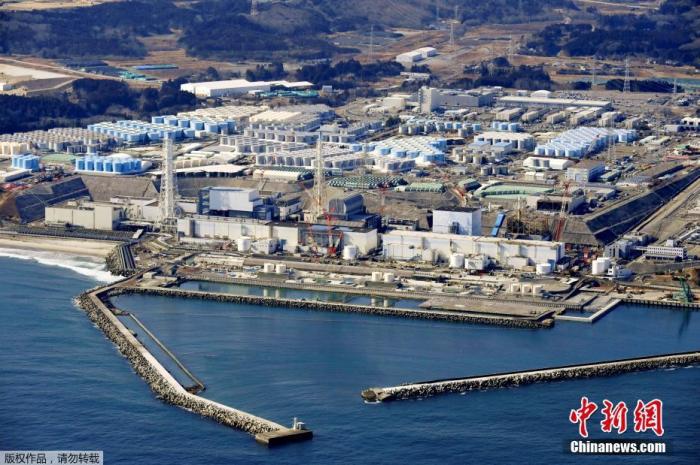 4月13日，日本政府正式决定，福岛第一核电站核污水经过滤并稀释后将排入大海。据日本共同社报道，13日上午日本首相菅义伟召开阁僚会议正式决定将福岛第一核电站污水排放入海。图为2月13日的日本福岛第一核电站。