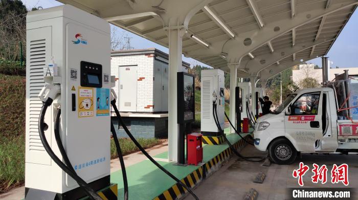 四川在79对高速服务区建成充电站让新能源汽车不再“恐高”