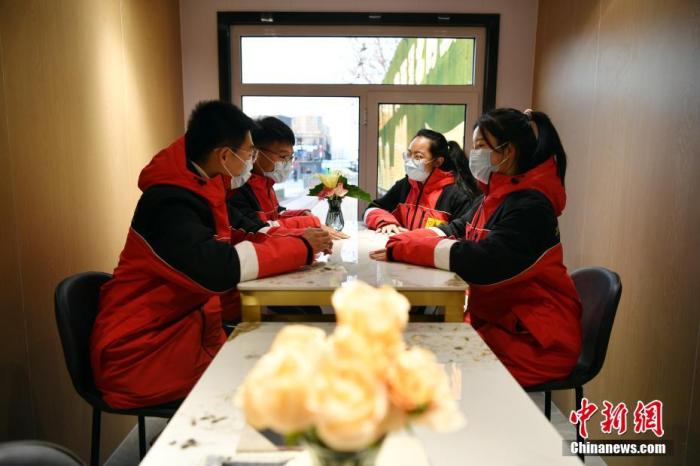 1月4日，河北张家口，几名城市志愿者正体验全新的志愿者服务站。据了解，爱心企业为该市城市志愿者打造6座“城市志愿者服务站”，在北京2022年冬奥会期间，免费为该市城市志愿者们提供御寒之地，并提供医药、饮水、休息、应急等多重服务，为志愿者们在零下十几摄氏度的户外环境中，提供一处温暖的避风场所。 <a target=