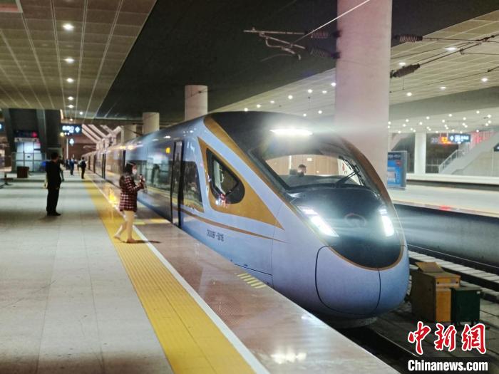 春运期间，深圳北站每日计划开行始发列车285对。　深圳北站 供图