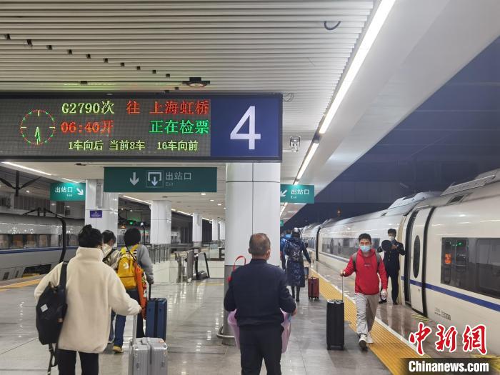 2022年春运从百年老站深圳站驶出的第一趟高铁列车。　深圳站 供图