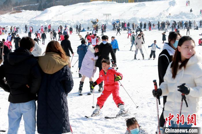 民众在滑雪场体验滑雪乐趣。　梁犇 摄