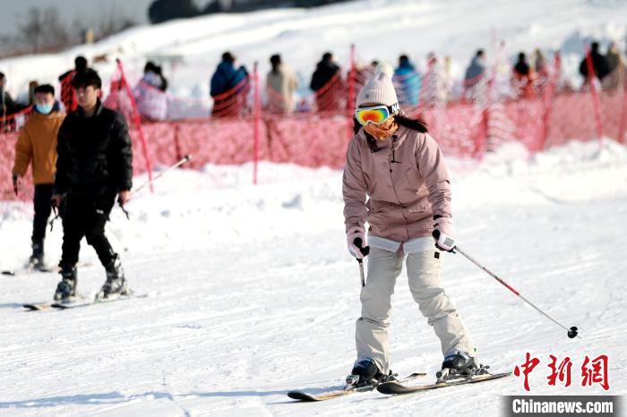 民众在滑雪场体验滑雪乐趣。　梁犇 摄
