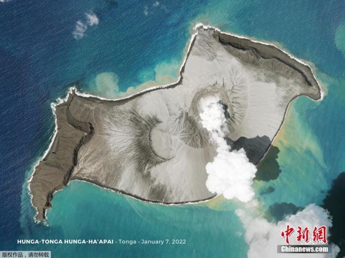 2022年1月14至1月15日，南太平洋岛国汤加的洪阿哈阿帕伊岛海底火山连续两天剧烈喷发并引发海啸。图为2022年1月7日卫星拍摄到的画面，一股烟雾从水下升起。