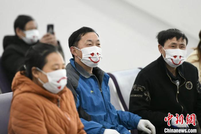 嘉兴南站内旅客戴着“笑脸”口罩。　王振宇 摄