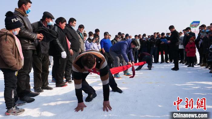 在雪地上举行的少数民族传统体育项目押加。　巴楚县融媒体中心供图