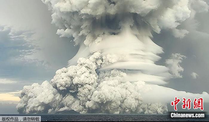 当地时间2022年1月14日，南太平洋岛国汤加一座海底火山喷发。