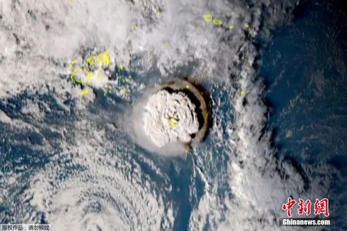 2022年1月15日，日本气象卫星“海马8号”拍摄的卫星图像显示，汤加海底火山喷发。