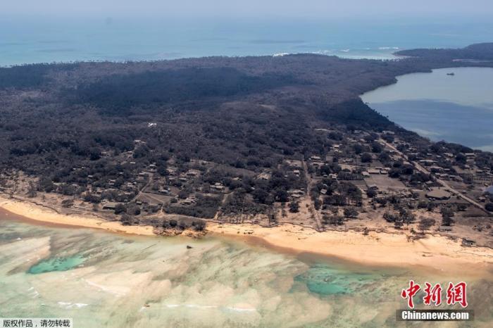 当地时间1月17日，汤加，由新西兰国防军提供的航拍照片显示，汤加近海岸地区遭损毁，火山灰覆盖了建筑和植被。