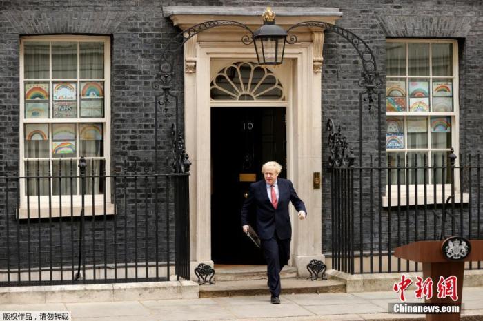 当地时间4月27日，英国首相约翰逊返回位于唐宁街10号的首相官邸恢复工作。