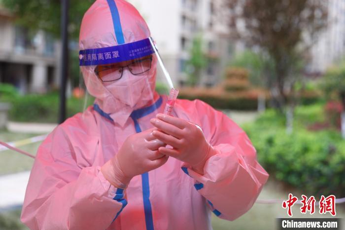 3月17日，江西省南昌市新建区一社区核酸采集点，身穿防护服的工作人员正在查看核酸采集信息。　<a target=