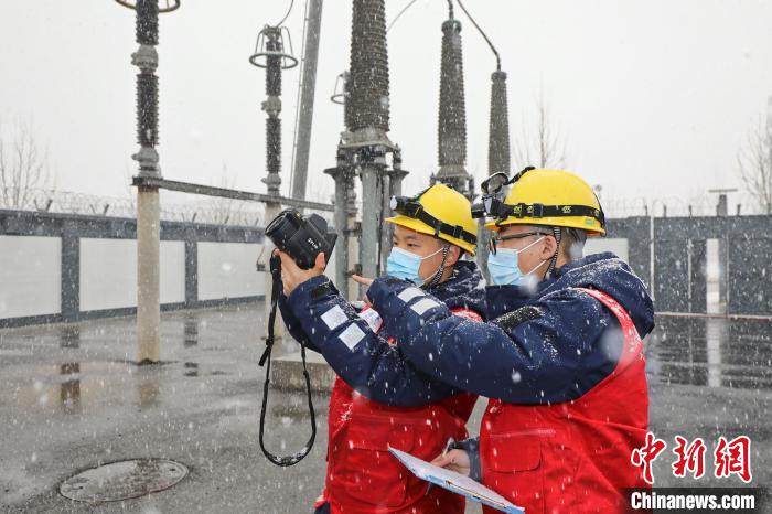 图为国网北京电缆公司运维人员在强降雪天气对电缆终端站内设备开展雪中特巡检测。　赵旌朝 摄