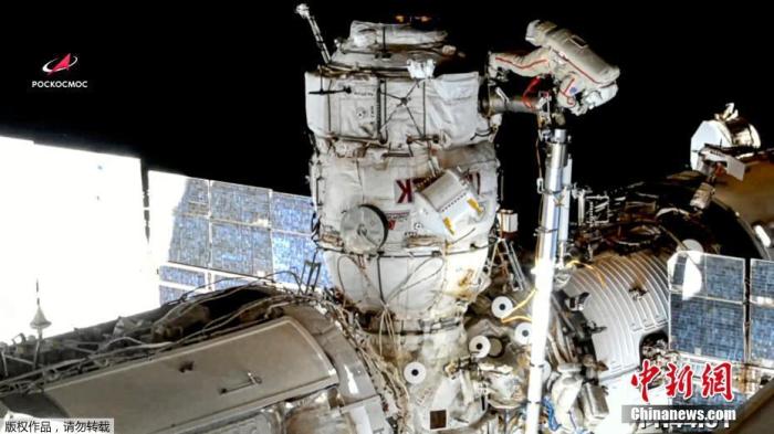 美联社于当地时间2021年6月2日发布了一组宇航员太空行走的影像，2名国际空间站成员、俄罗斯宇航员奥列格·诺维茨基和彼得·杜布罗夫为更换电池进行太空行走。