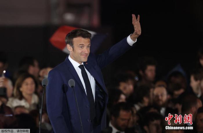 当地时间2022年4月24日，法国巴黎，法国总统马克龙在马尔斯广场(Champ de Mars)发表演讲。马克龙在第二轮选战中，战胜极右翼政党“国民联盟”候选人勒庞，成功连任法国总统。