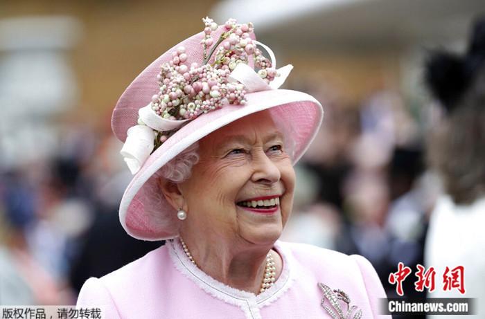 资料图：2019年5月29日，女王在白金汉宫参加皇家花园派对。