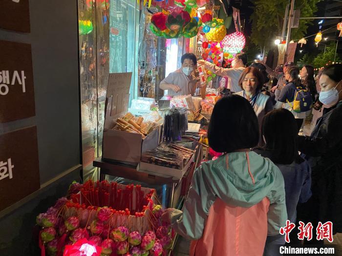 图为韩国市民在曹溪寺附近购买礼佛用品。　刘婧妮 摄