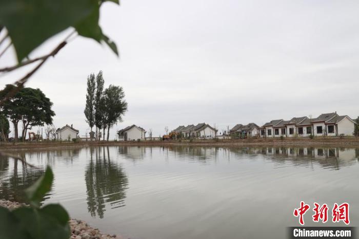 图为甘州区高家庄村，房屋、树木倒映在水中，如皖南村貌。(资料图) 甘州区融媒体中心供图