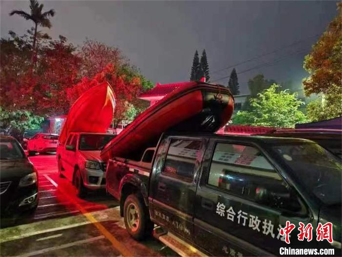 图为前往抢险救灾的车辆。　龙门县委宣传部 供图