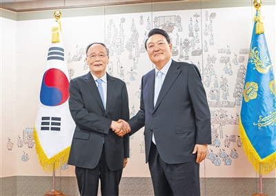 王岐山出席韩国新任总统尹锡悦就职仪式