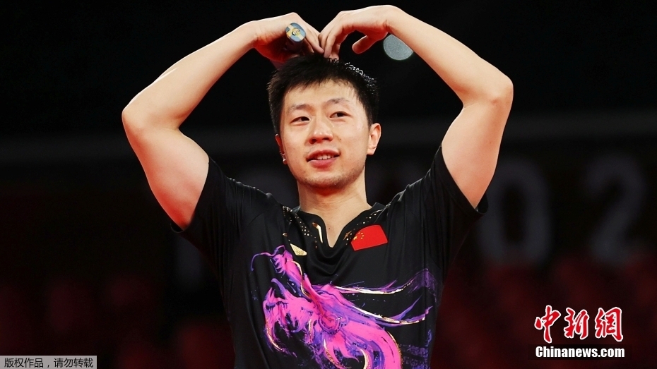 2021年7月30日晚，东京奥运会乒乓球男单决赛迎来中国选手“内战”。最终马龙以4：2战胜樊振东，成功卫冕冠军。图为赛后马龙比出心形姿势。