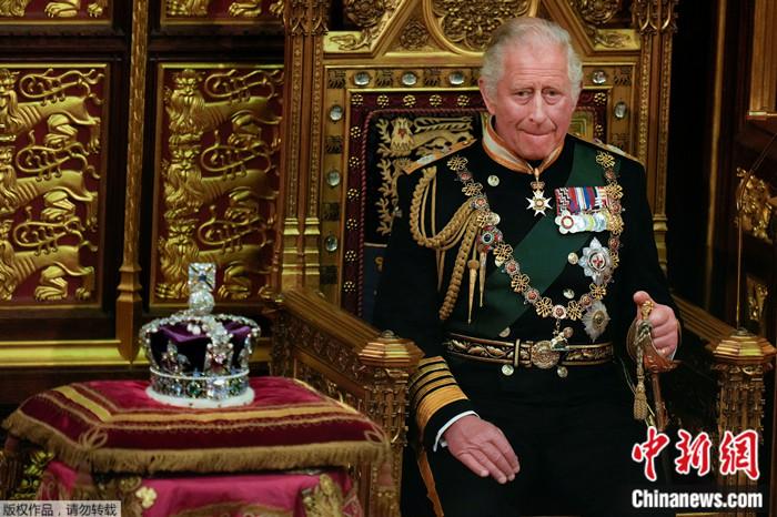 2022年5月10日，英国伦敦威斯敏斯特宫举行议会开幕式期间，查尔斯王子坐在女王的王冠旁边。