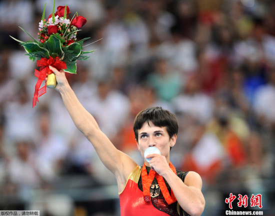 资料图：在北京奥运会女子体操跳马项目中，丘索维金娜获得银牌。