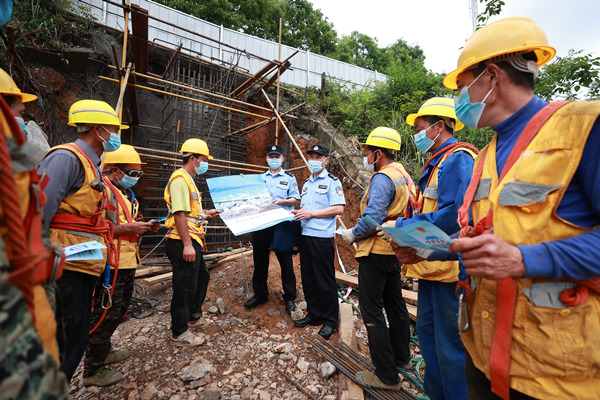 重庆铁路警方组织开展防灾减灾专题宣传活动