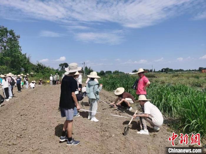 四川农业大学学生在干农活。　四川农业大学供图