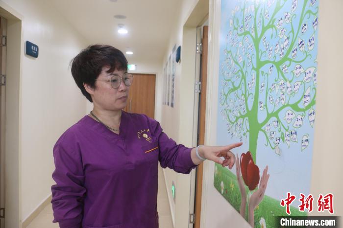 图为覃鸿雁讲述器官捐献者故事。　林馨 摄