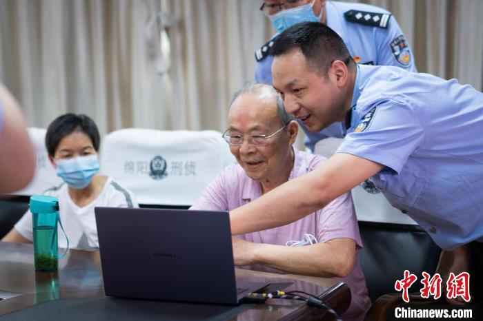 失散64年，重庆84岁的姐姐和绵阳77岁的弟弟隔屏相见。　绵阳市公安局供图