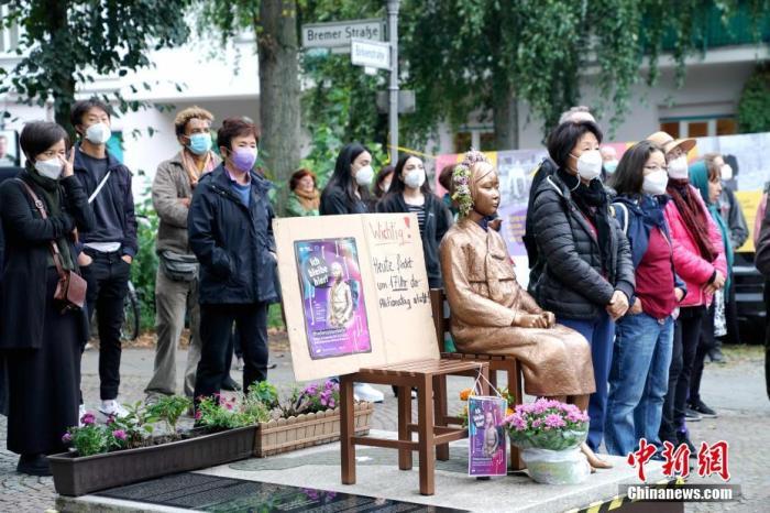 当地时间2021年9月18日，在德韩国人协会等团体在柏林举行集会，要求柏林米特区不应屈服于日本政府压力，允许在当地永久保存“慰安妇”雕像。<a target=