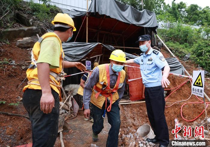 5月12日是全国防灾减灾日。连日来，各地铁警以多种形式宣传防灾知识守护平安旅途 公安部铁路公安局供图