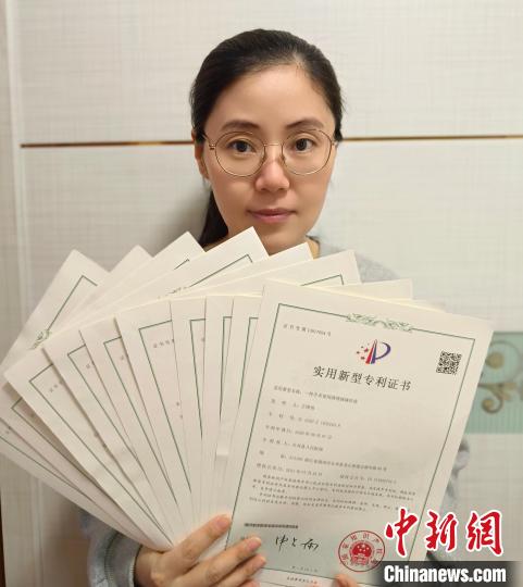 王锋伟与她的专利证书 长兴县人民医院 供图
